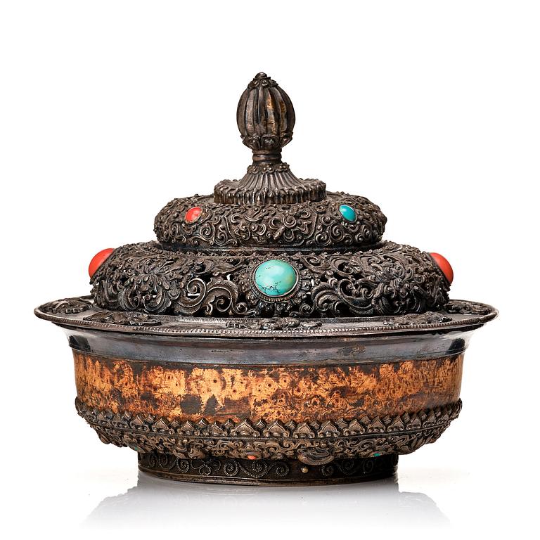 Ask med lock, trä och metall. Tibet, 1800-tal.