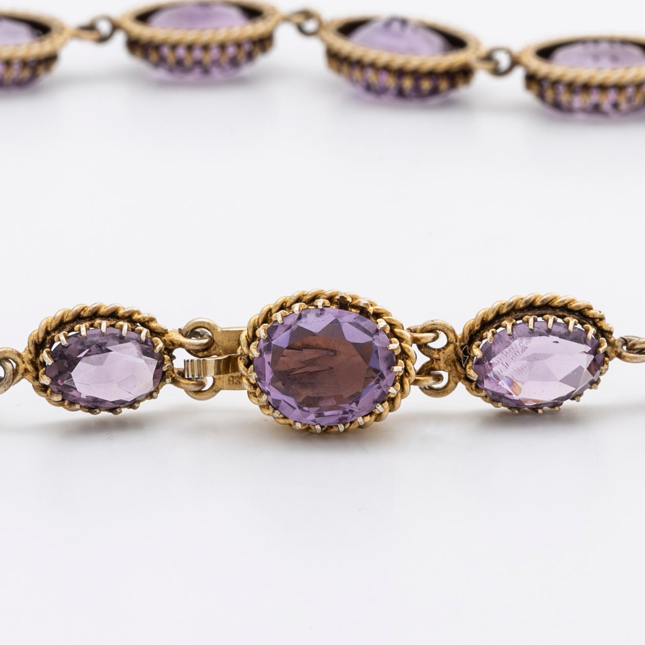 GARNITYR, förgyllt silver med ametister o orientalpärlor, collier, armband och brosch.