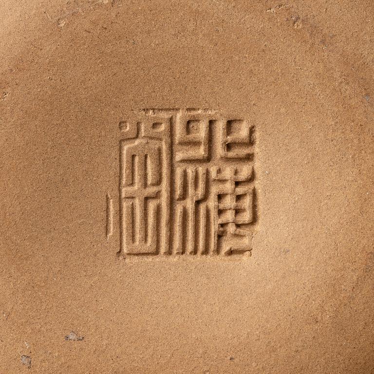 Two Chinese yixing teapots, 1980/90s.