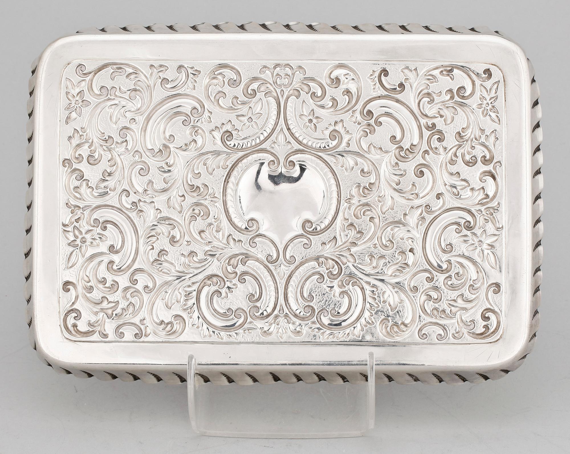 BRICKA, sterlingsilver, London. Ca 352 gr.