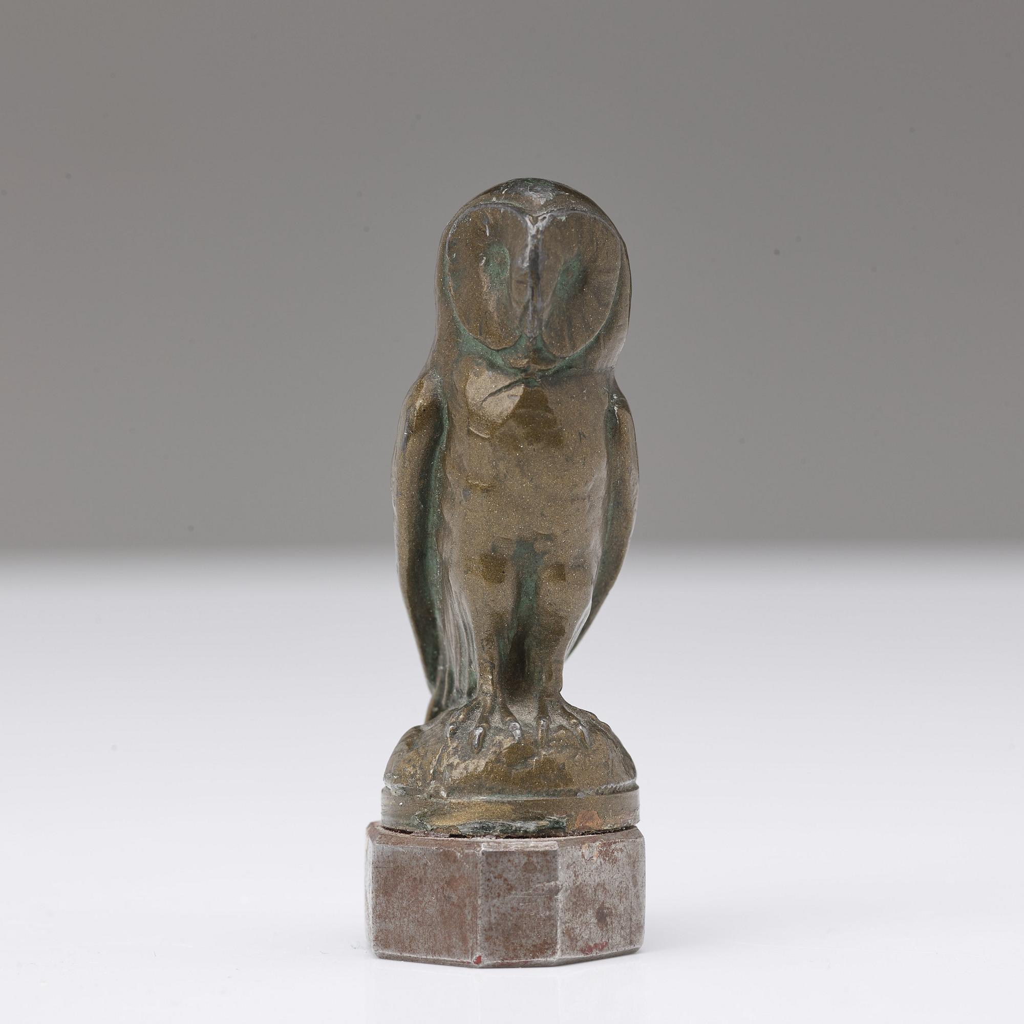 A 20th century bronze seal in shape of an owl.