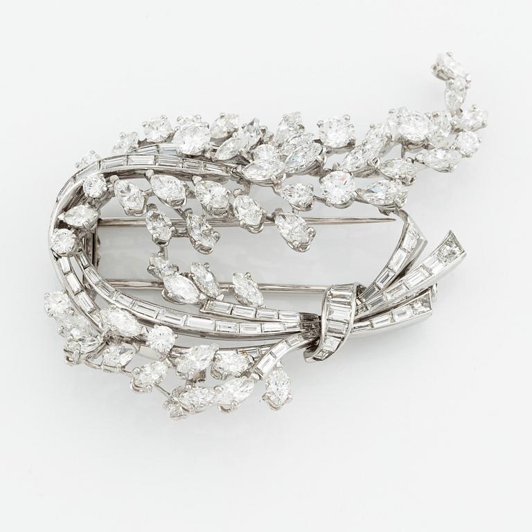 An 18K gold brooch with diamonds in various cuts, Albuquerque.