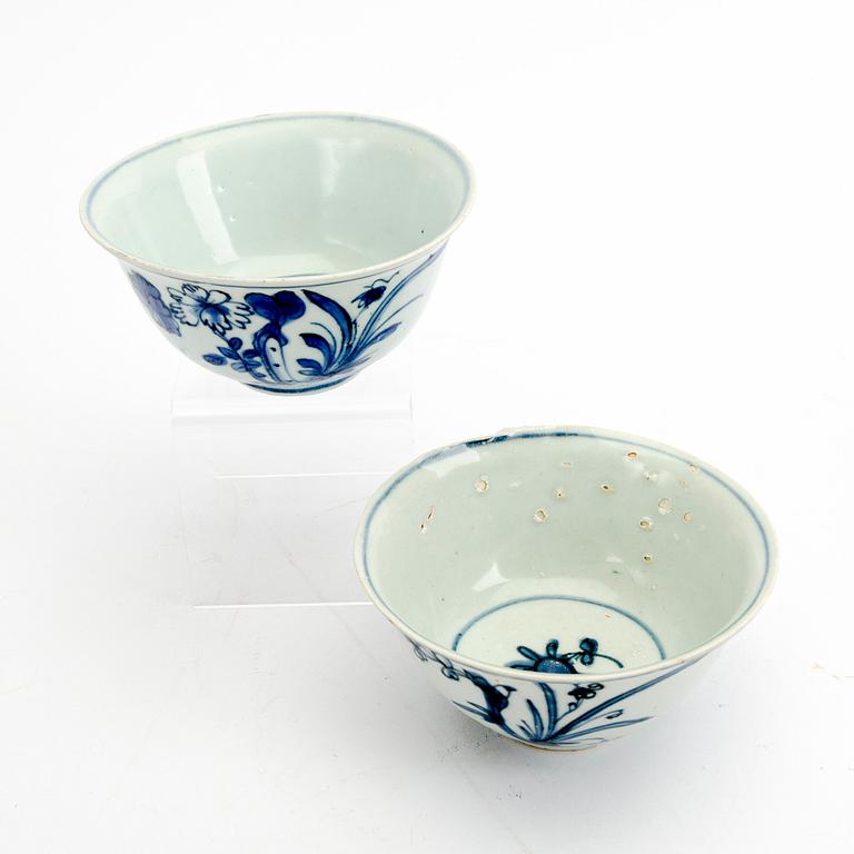 A pair of blue and white bowls, Ming dynasty, 17th Century.