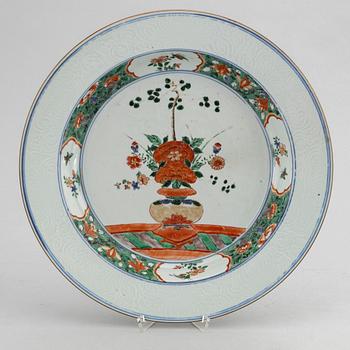 A Chinese blue and white famille verte porcelain dish, Qing dynasty, Kangxi (1622-1722).