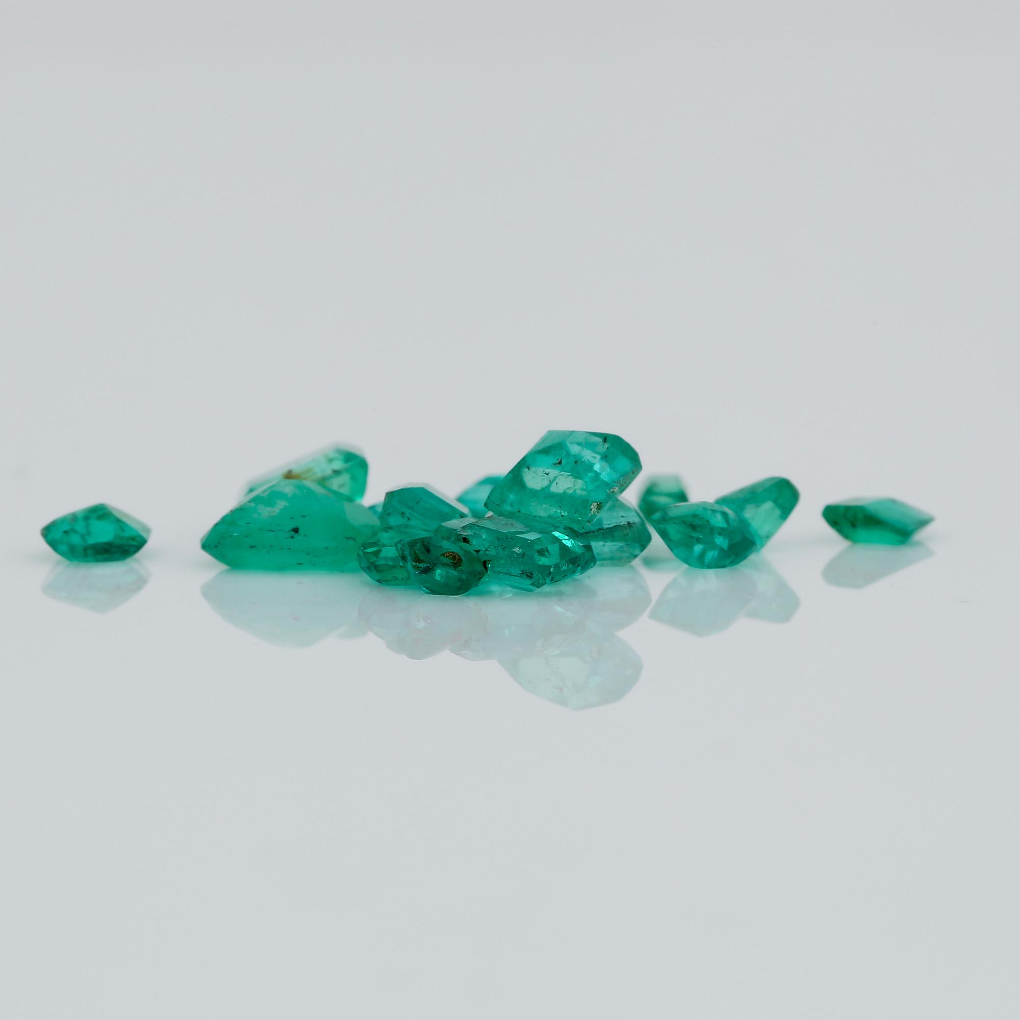 PARTI SMARAGDER, 18 st, olika slipningar. Vikt ca 4,65 ct.