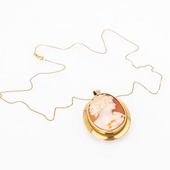 Necklace/brooch in 18K gold with a carved shell cameo.