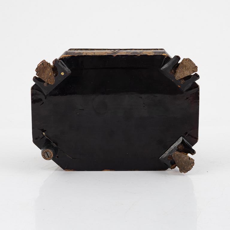 Teskrin, lackerat med insatser av tenn. Qingdynastin, 1800-tal.