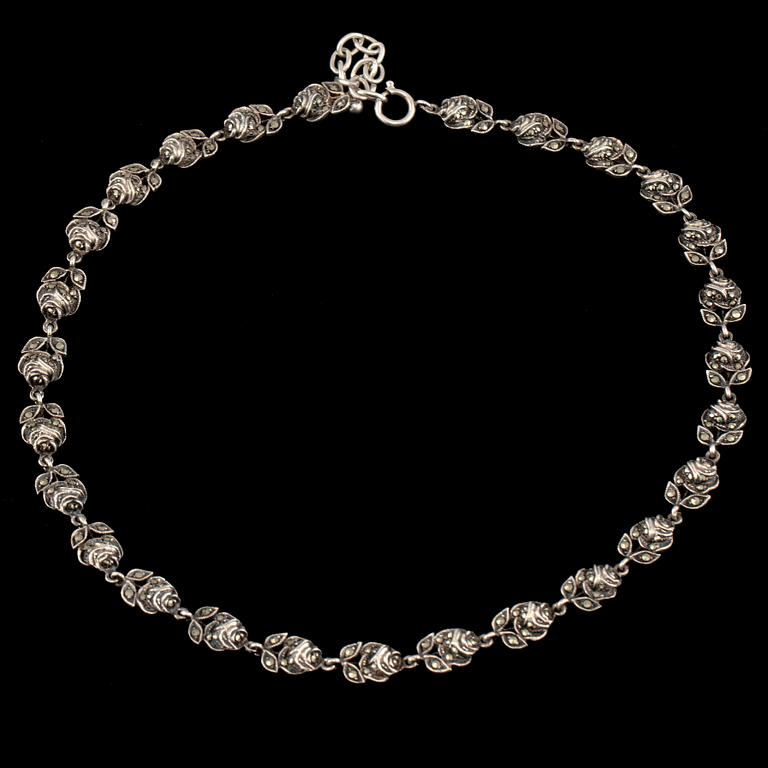 COLLIER, silver samt markasiter, importstämplad. Vikt 29 g.