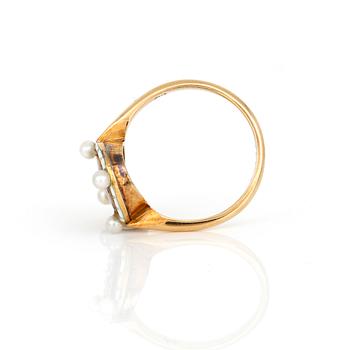 KUNGLIG RING, DROTTNING ALEXANDRA AV STORBRITANNIEN, 14K guld med emalj samt små sötvattenspärlor. Total vikt ca 4,16 g.