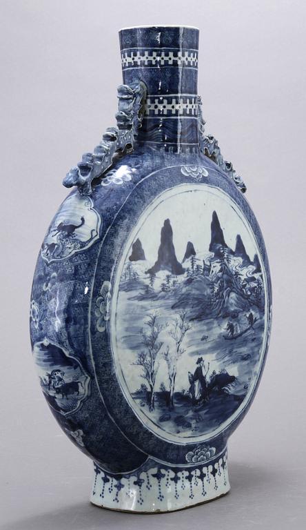 A large blue and white moon flask, late Qing dynasty.