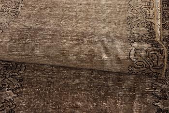 An oriental vintage design runner carpet, c. 460 x 80 cm.