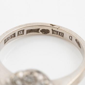 Ring, carmosemodell, 18K vitguld med safir och briljantslipade diamanter.