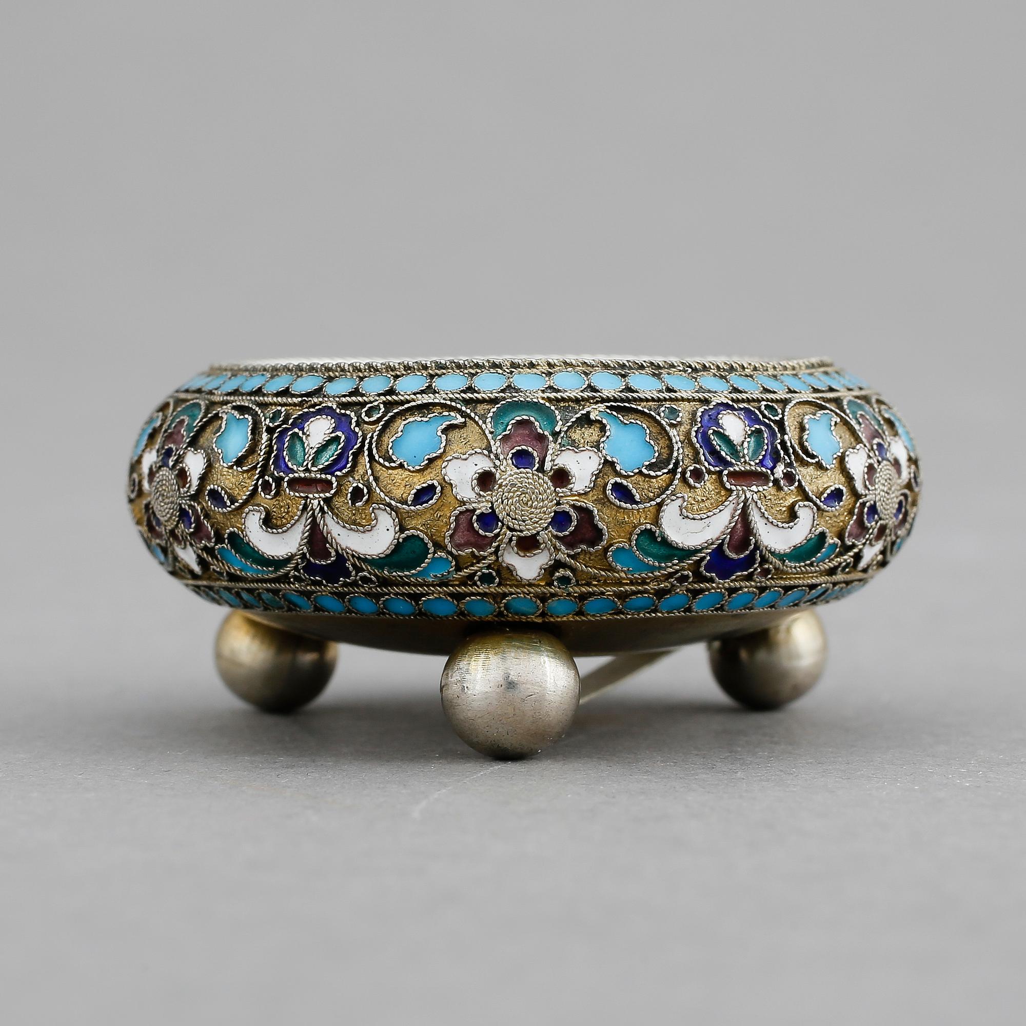 SALTKAR, silver, emalj, Ryssland omkring 1900. Vikt ca 30 gram.