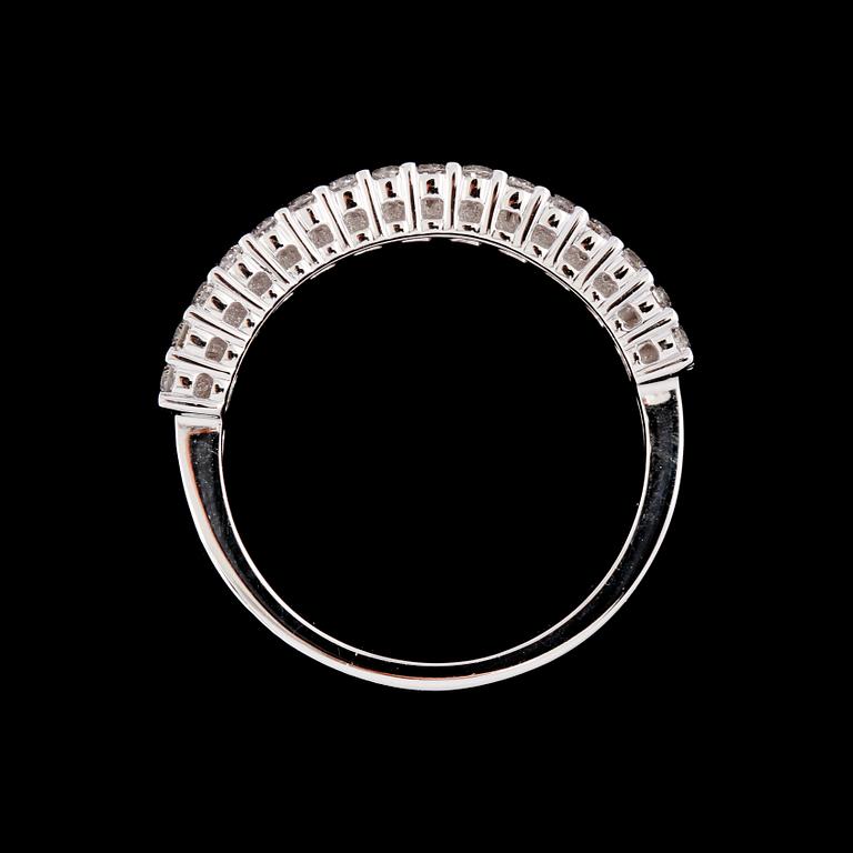 RING, 18k vitguld med briljant och baguettslipade diamanter, 1.09 ct. Vikt 5,2 g.