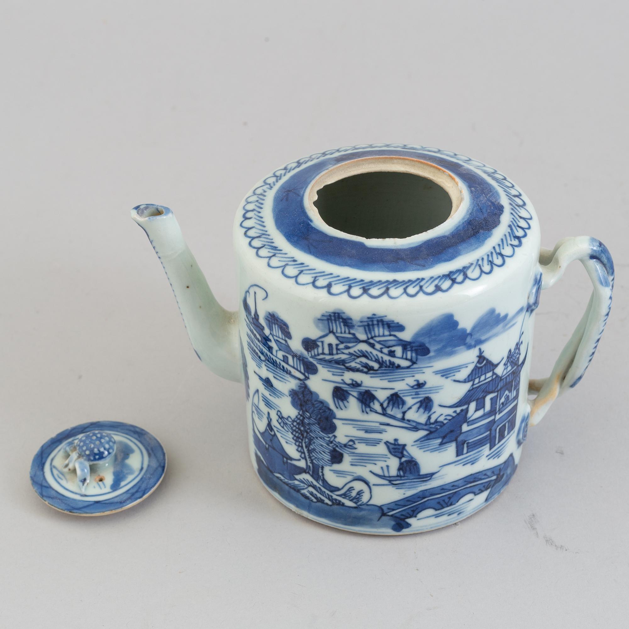 Two teapots with cover, Qing dynasty, late 19th century.