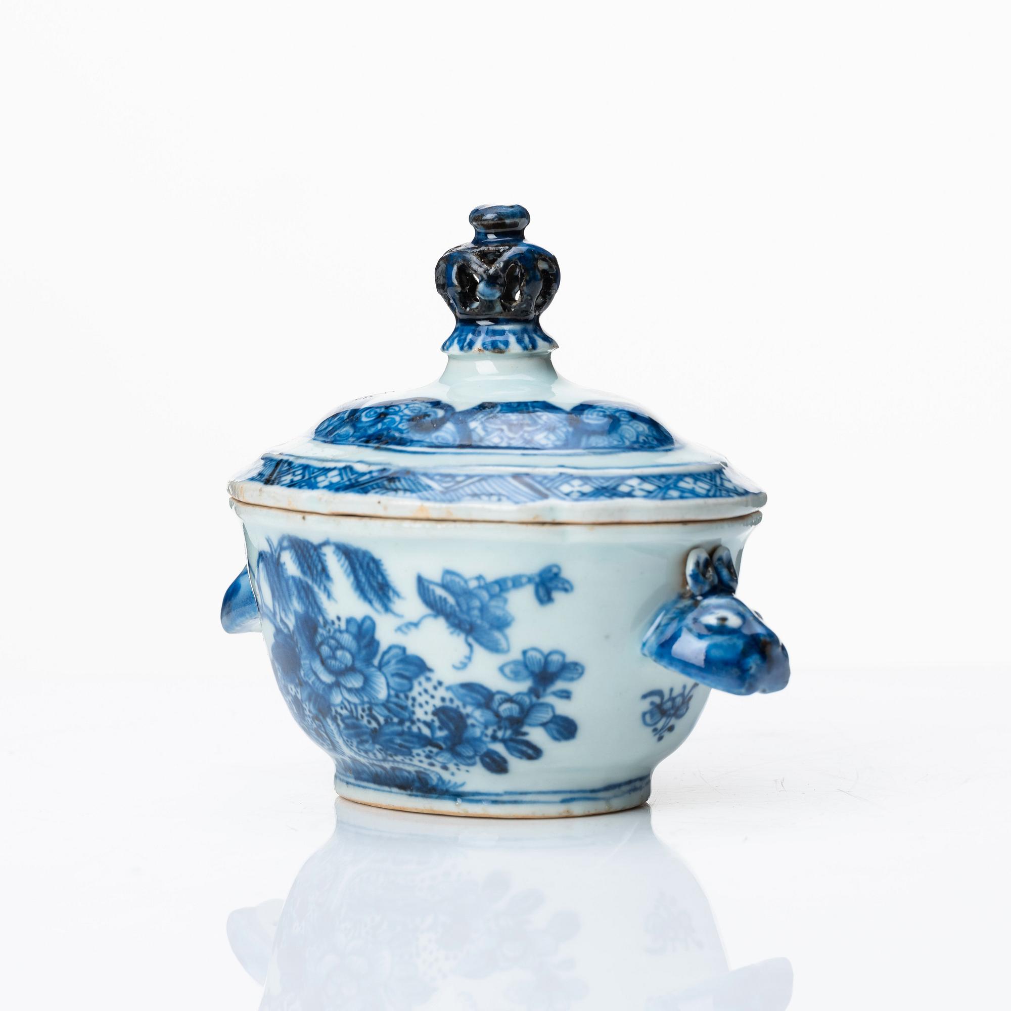 A blue and white tureen with cover, Qing dynasty, Qianlong (1736-95).