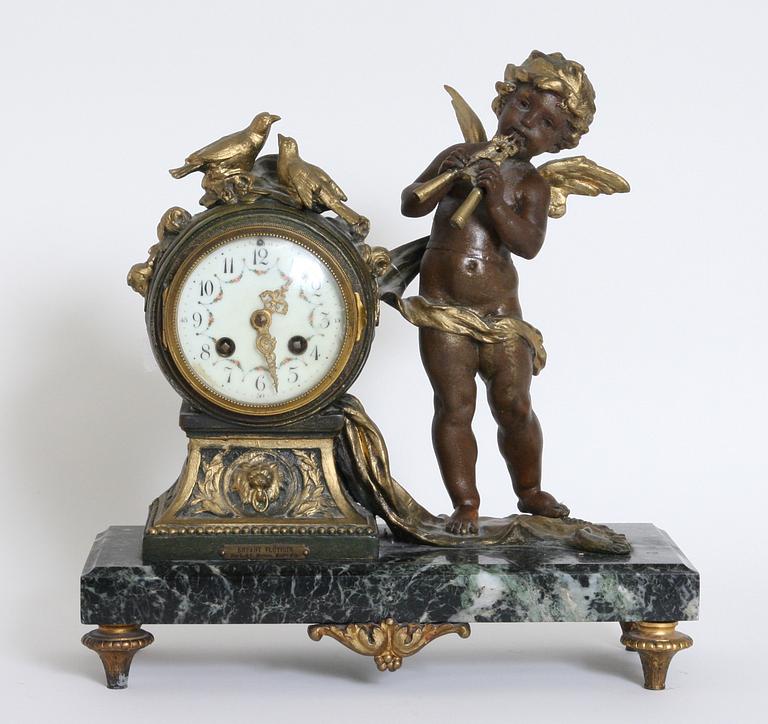 BORDSPENDYL samt URNOR, 2 st, Louis XVI-stil, 1900-tal.