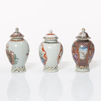 Tedosor, tre stycken, samt senapsburk med lock, porslin. Qing dynastin, Qianlong (1736-95).