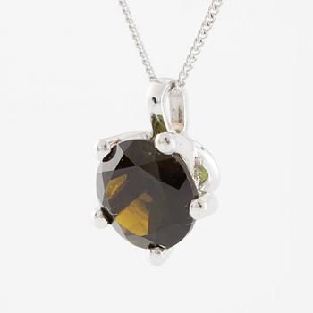 Necklace 14K white gold with green tourmaline.