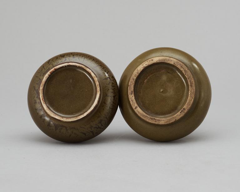 A set of two tea dust green vases, Qing dynasty.