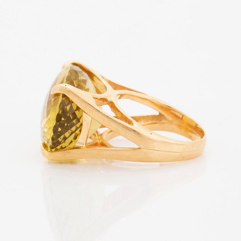 Ring 18K guld med en checkerslipad limefärgad kvarts.