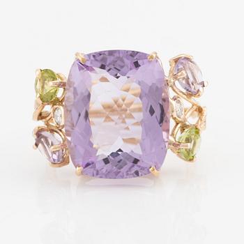 Ring, cocktail ring with large amethyst, peridot, amethysts, and brilliant-cut diamonds.