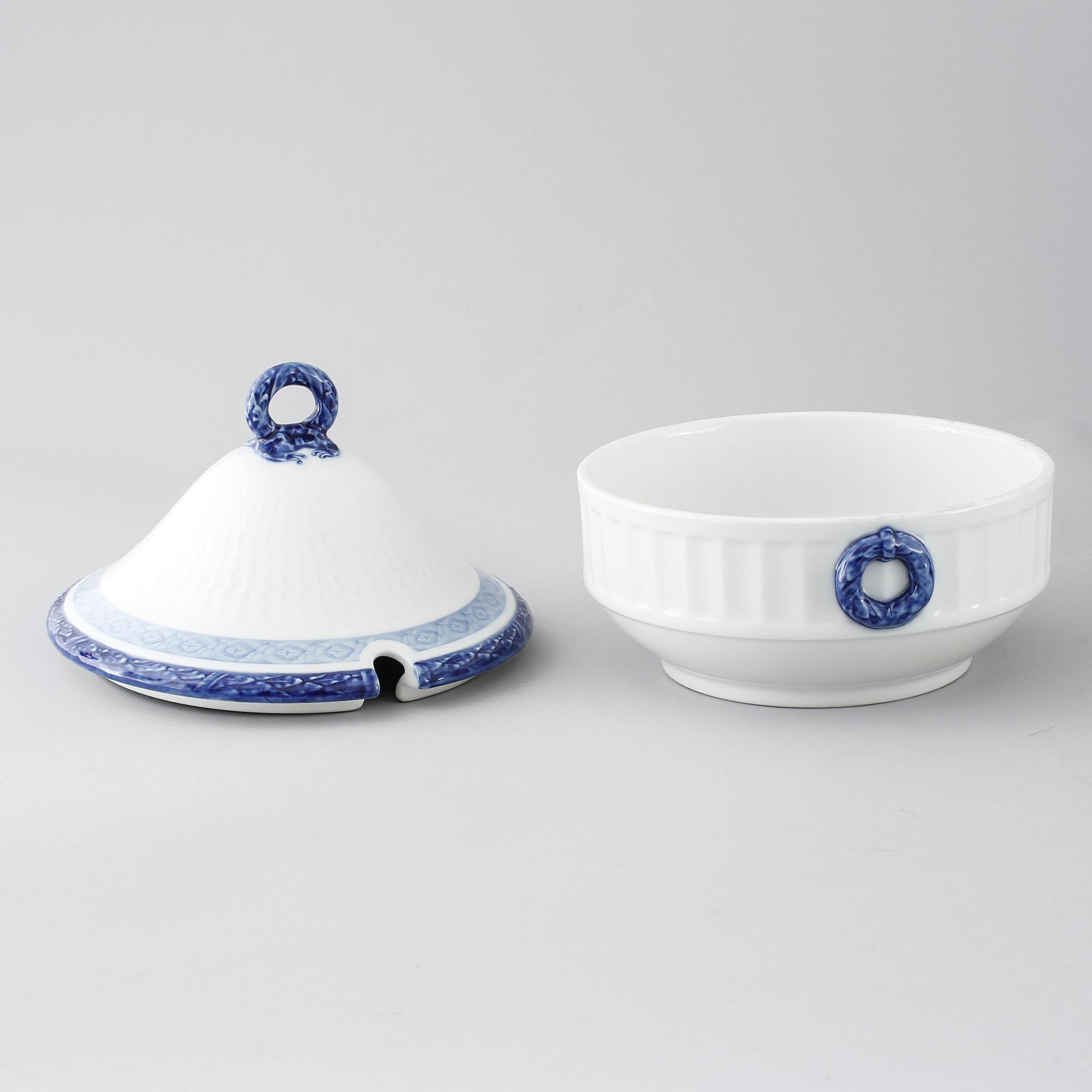 73 porcelian serving pieces, "Blå Vifte", Royal Copenhagen, from the second half of the 20th century.