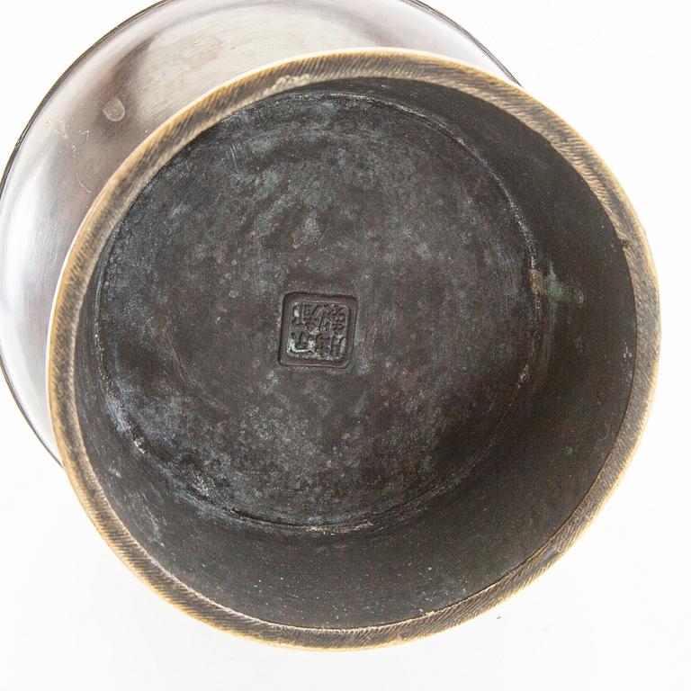 Vase China early 20th century bronze with cloisonné.