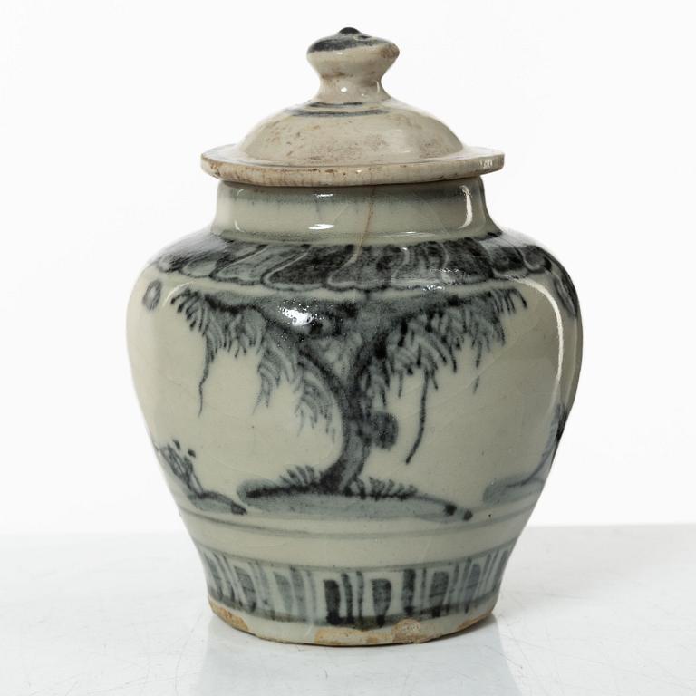 A Chinese blue and white porcelain jar with cover, Ming dynasty (1368-1644).