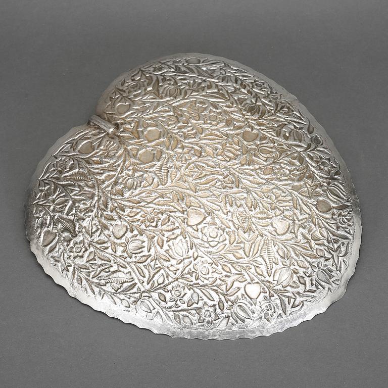 UPPLÄGGNINGSFAT, silver, 1900-talets förra hälft. Vikt ca 617 gram.