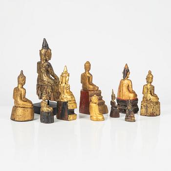 En samling buddhor i trä och metall. Burma och Thailand, 1900-tal. (totalt  10 stycken).