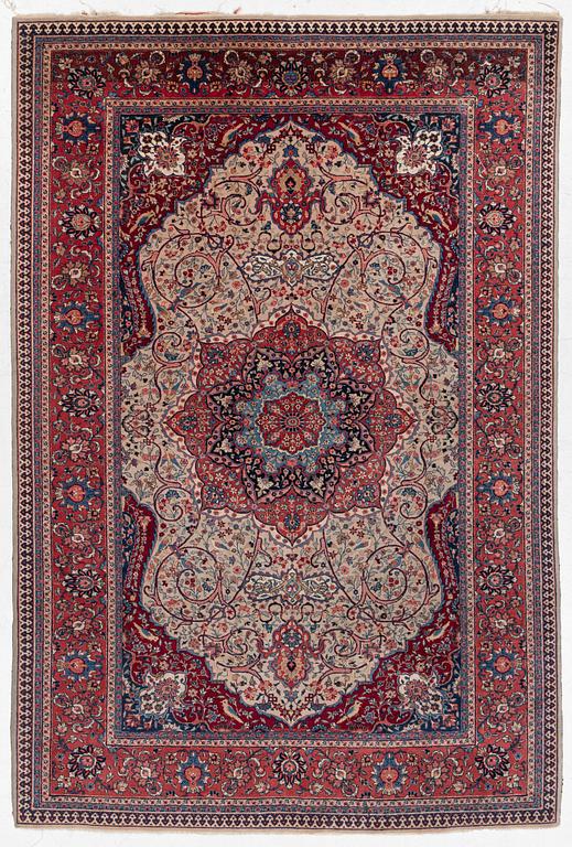 A semi-antique Sarouk carpet, a. 278 x 186 cm.