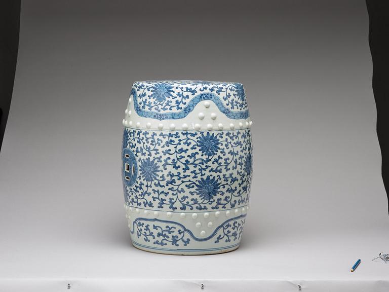 A blue and white garden seat, Qing dynasty, 19th Century.