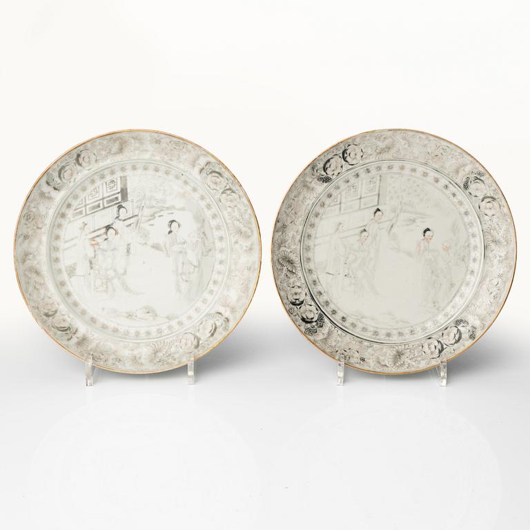 A pair of grisaille dinner plates, Qing dynasty, 19th century.