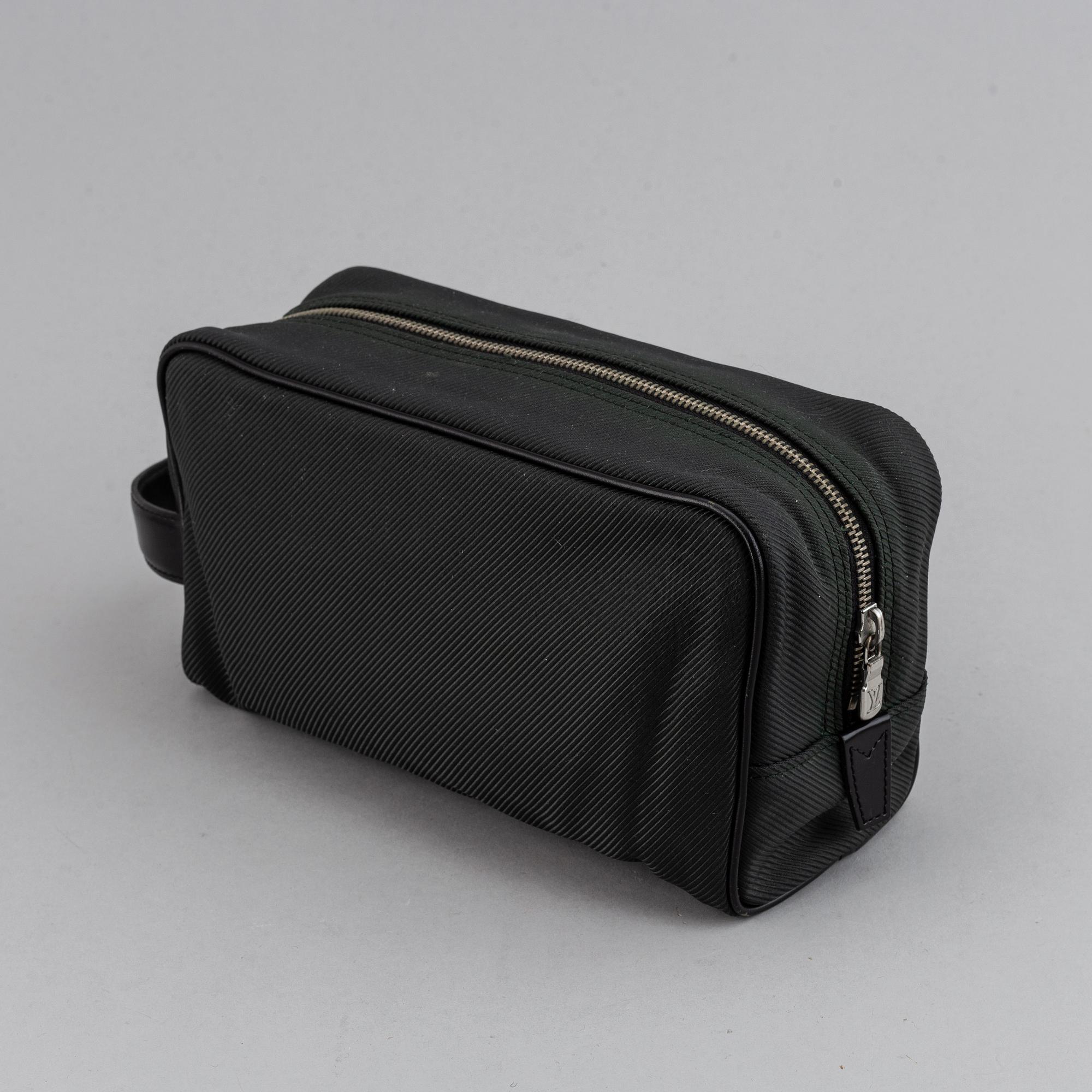 LOUIS VUITTON, 'Parana Toiletry Bag 26'.