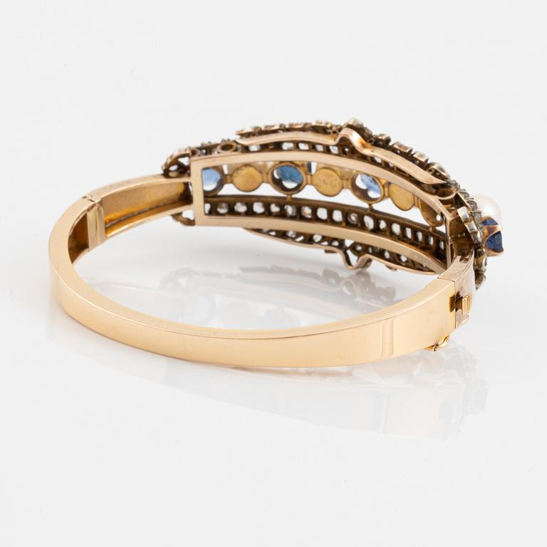 An 18K gold bracelet set with cultured pearls, faceted sapphires and rose-cut diamonds.
