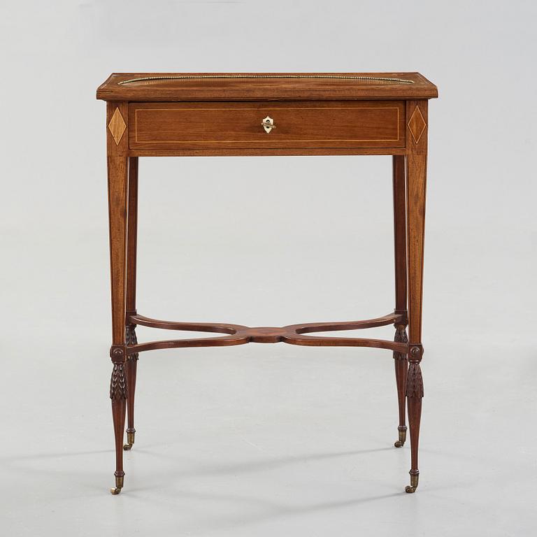 A late Gustavian table in the manner of Lars Qvarnberg, master 1801.