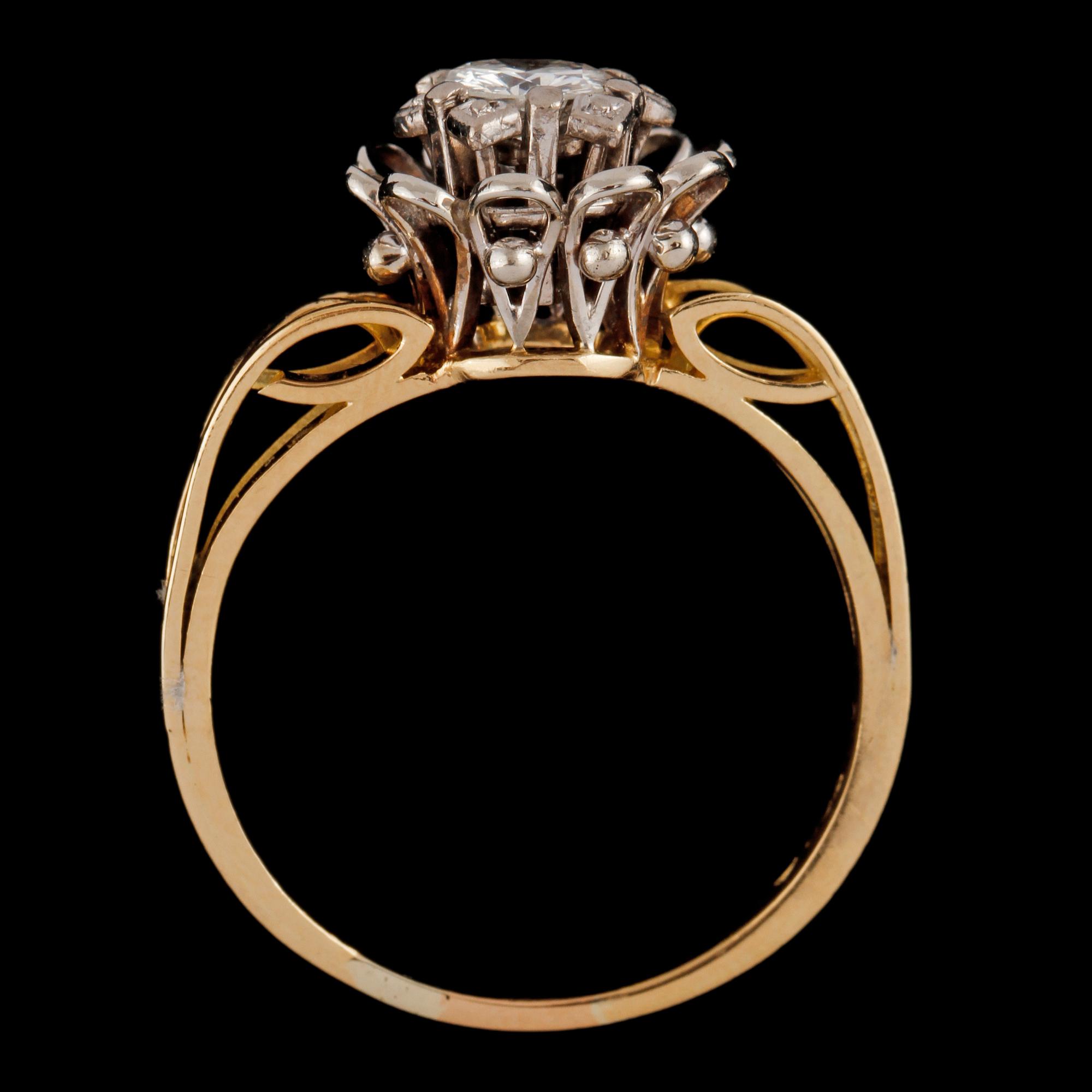 RING, 18k guld och vitguld med briljantslipad diamant ca 0.5 ct, 1900-talets andra hälft. Vikt 4 g.
