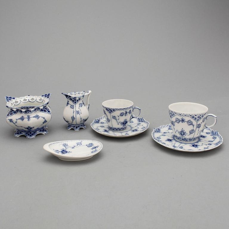 MOCCA samt KAFFESERVIS, 36 delar, porslin, "Musselmalet", Royal Copenhagen, Danmark, 1900-talets andra hälft.