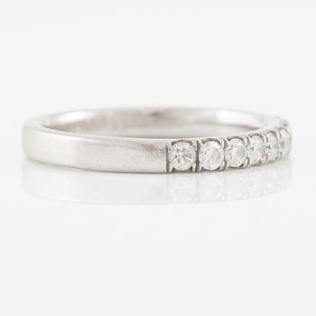 Ring, alliansring, platina med briljantslipade diamanter.