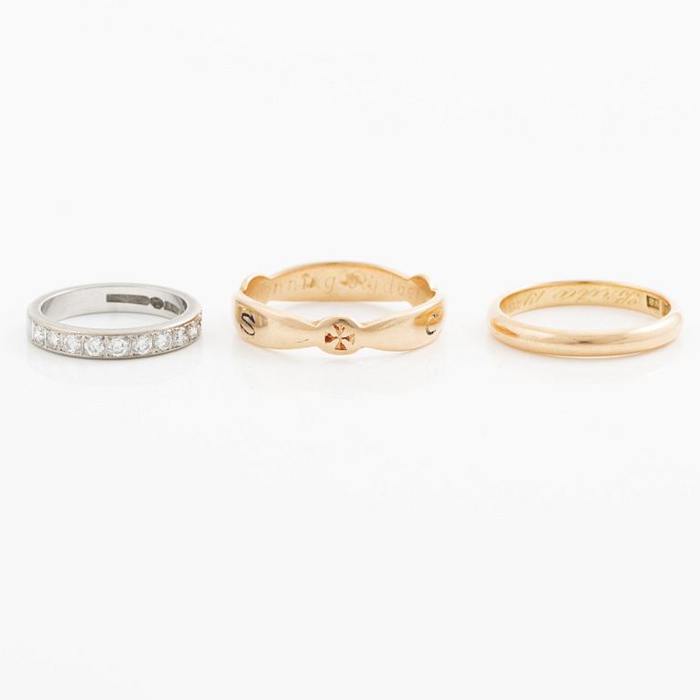 Rings, three pieces, gold, of which one set with brilliant-cut diamonds.