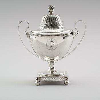 STRÖSOCKERSKÅL MED LOCK, silver, Johan Wilhelm Zimmermann, Stockholm 1795. Vikt ca 560 gram.