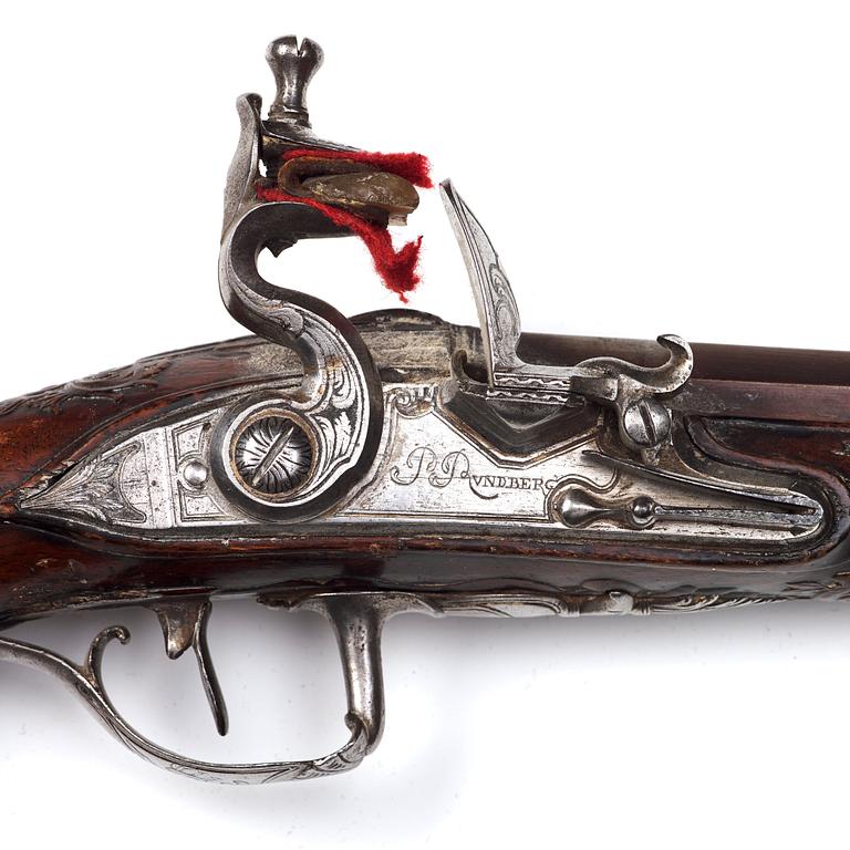 FLINTLÅSPISTOLER, ett par, av Petter Rundberg (1718-80), mästare 1752.