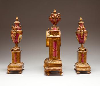 BORDSGARNITYR, 3 delar, Louis XVI-stil, omkring sekelskiftet 1800/1900.