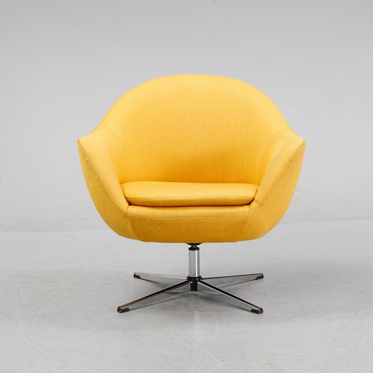 A mid 20th Century easy chair.