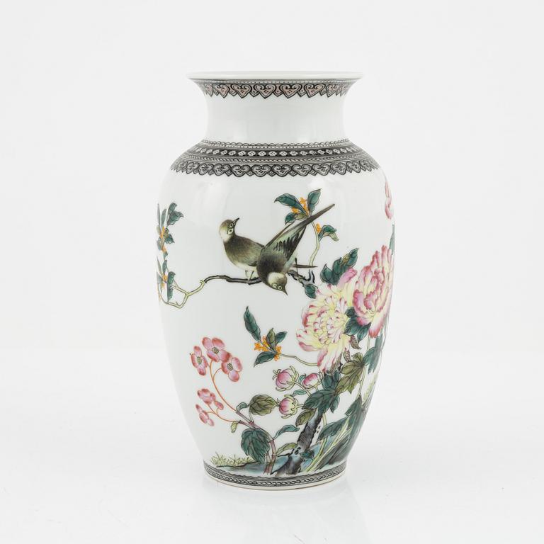 A porcelain vase, China, mid 20th century.