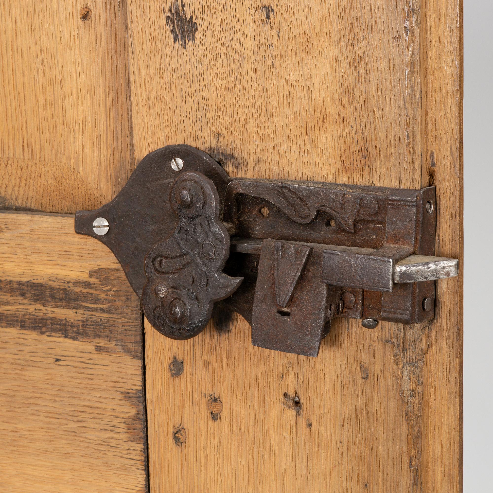 A cabinet, 18th century.