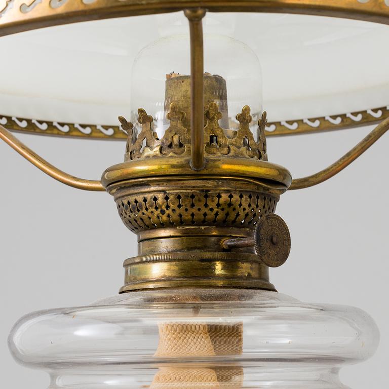 FOTOGENLAMPA, mässing, kolonnskaft, vit glaskupa, 1900-talets första hälft.