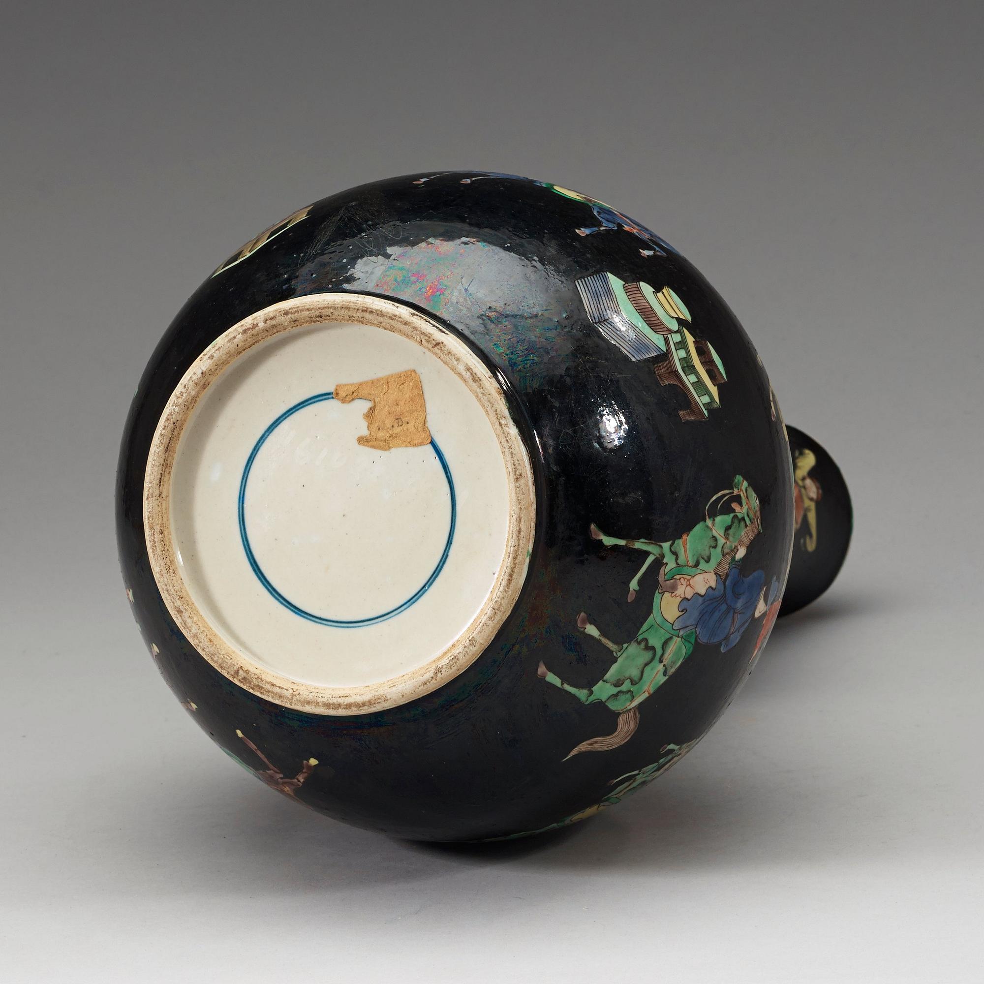 A famille noire vase, late Qing dynasty (1644-1912).