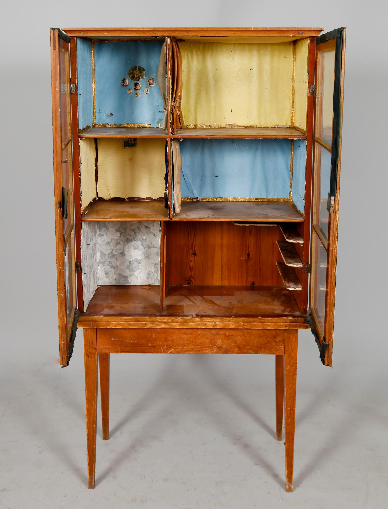 DOCKSKÅP SAMT DOCKMÖBLER, tidigt 1900-tal.